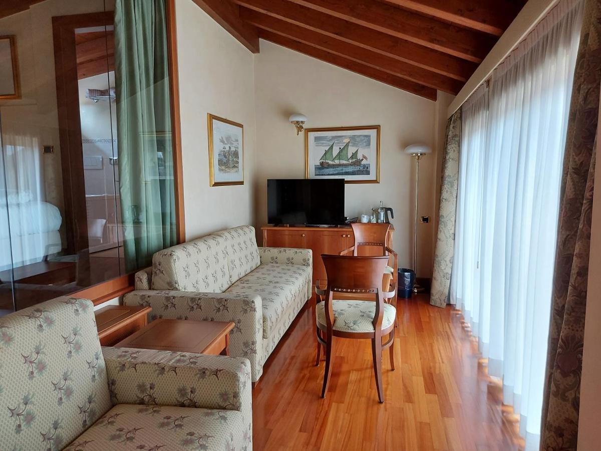 Phi Hotel Dei Medaglioni Correggio Exteriör bild