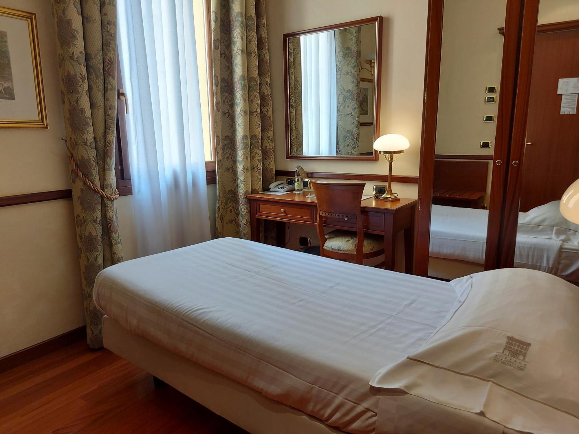 Phi Hotel Dei Medaglioni Correggio Exteriör bild