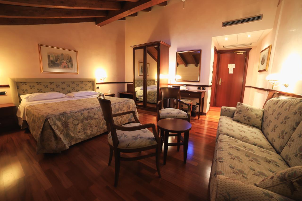 Phi Hotel Dei Medaglioni Correggio Exteriör bild