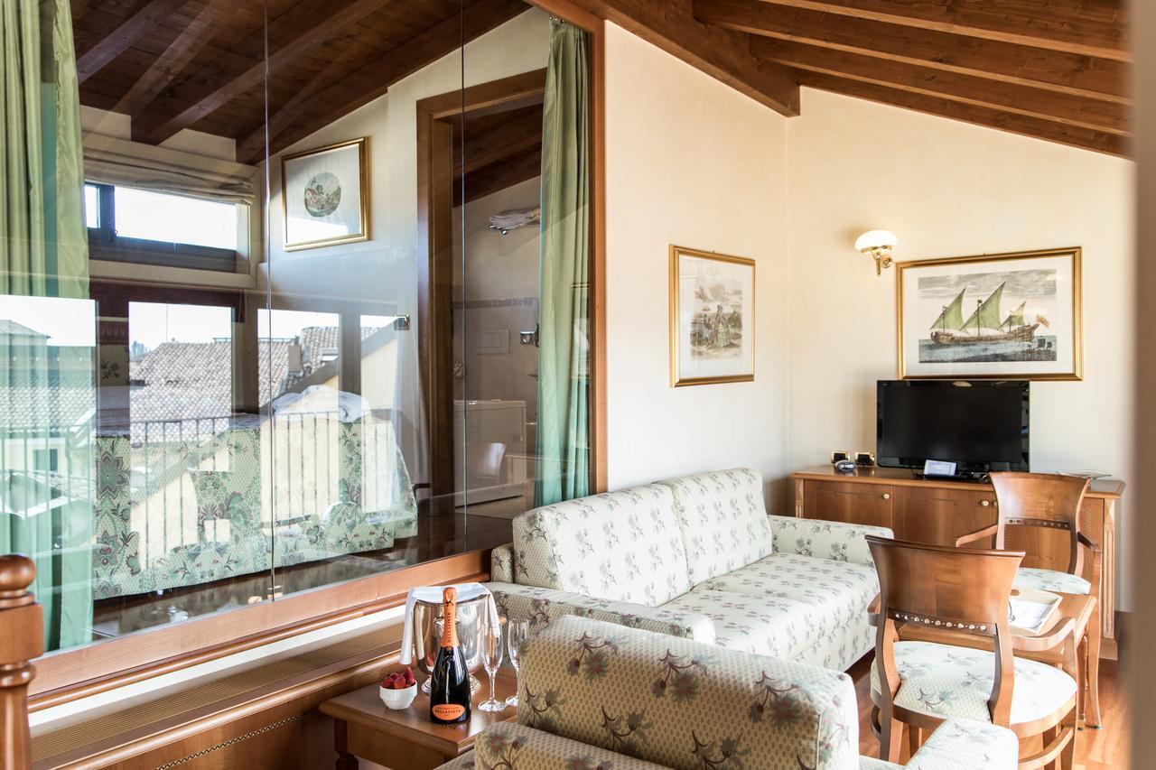 Phi Hotel Dei Medaglioni Correggio Exteriör bild